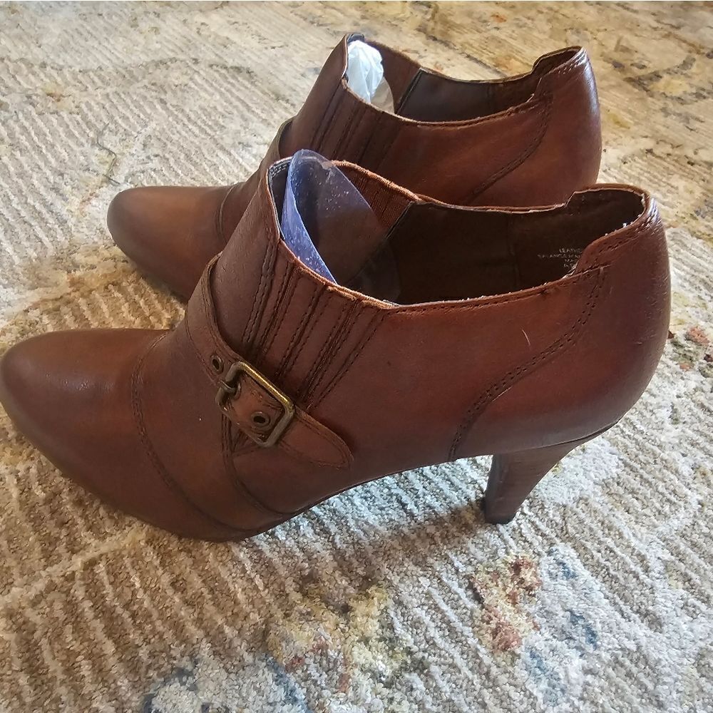 Audrey Brooke heeled Adel booties sz 7, like new - Picture 5 of 11